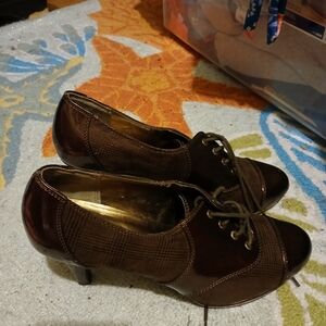 Anne Klein Brown Textured Heels